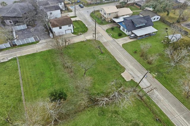 110 W E Street, La Porte, TX 77571