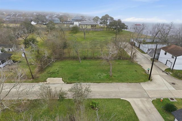 110 W E Street, La Porte, TX 77571