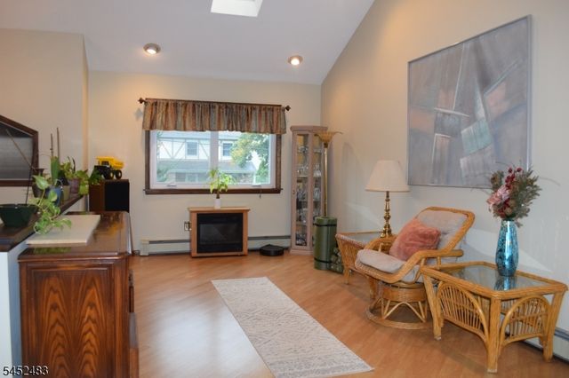 27 3Rd Ave, Roseland Boro, NJ 07068
