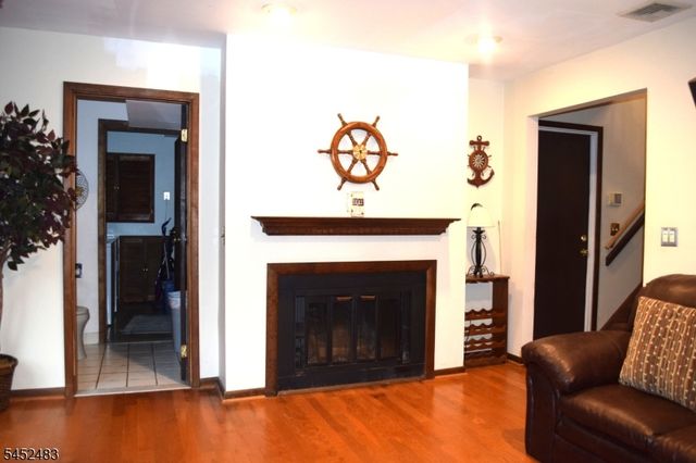 27 3Rd Ave, Roseland Boro, NJ 07068
