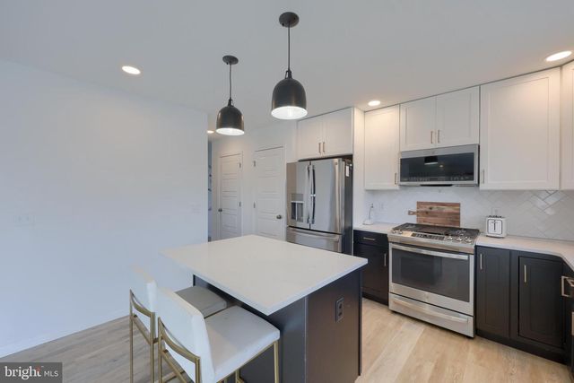 690 N FIELD DR, Lancaster, PA 17603