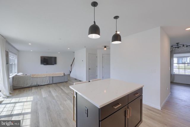 690 N FIELD DR, Lancaster, PA 17603