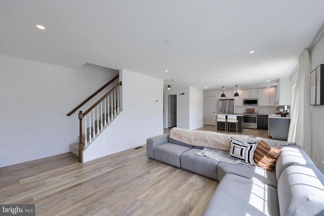 690 N FIELD DR, Lancaster, PA 17603