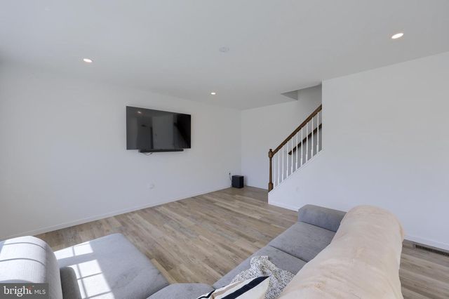 690 N FIELD DR, Lancaster, PA 17603