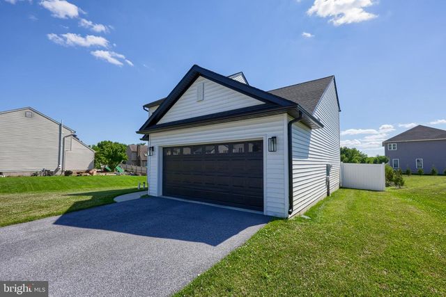 690 N FIELD DR, Lancaster, PA 17603