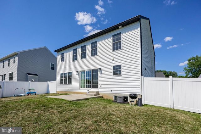 690 N FIELD DR, Lancaster, PA 17603