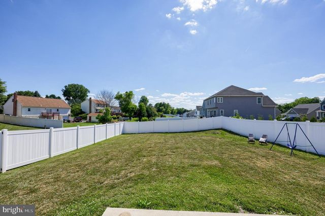 690 N FIELD DR, Lancaster, PA 17603