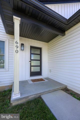 690 N FIELD DR, Lancaster, PA 17603
