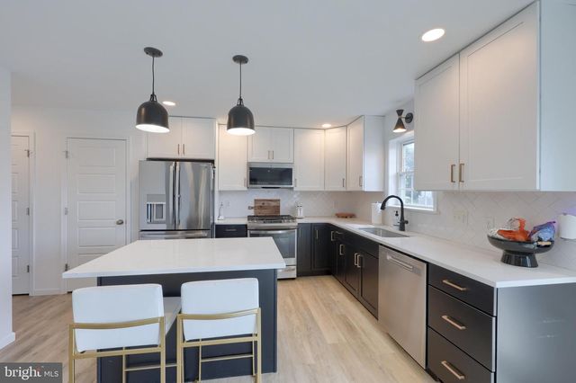 690 N FIELD DR, Lancaster, PA 17603