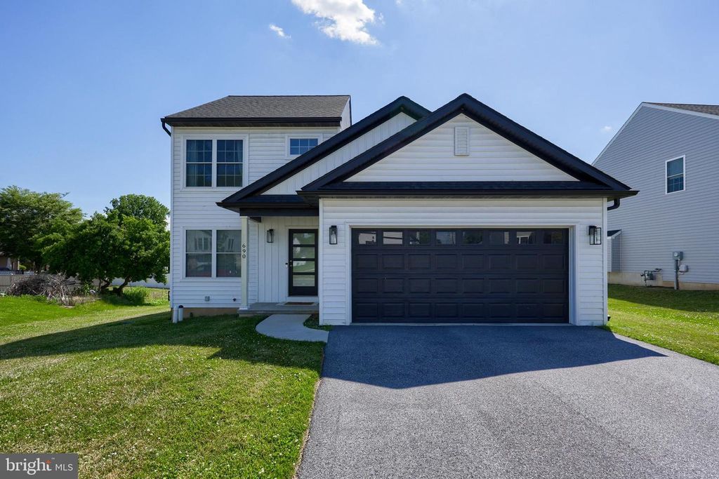 690 N FIELD DR, Lancaster, PA 17603