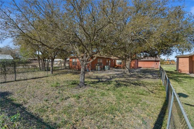 404 Louise St, Orange Grove, TX 78372