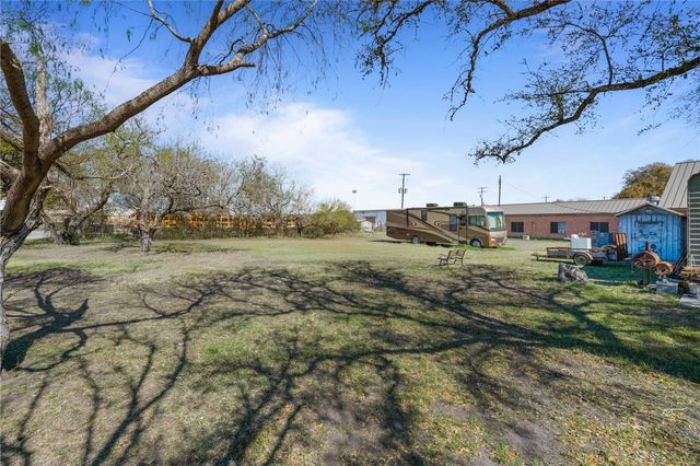 404 Louise St, Orange Grove, TX 78372