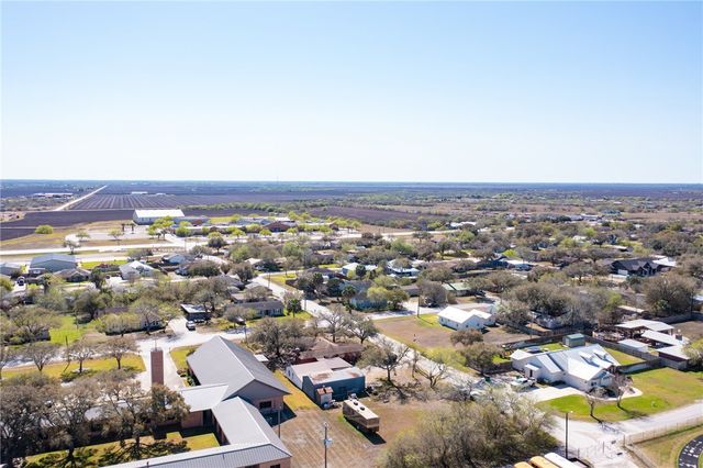 404 Louise St, Orange Grove, TX 78372