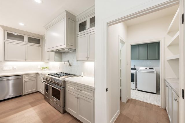 25 Woodsborough Circle, Spring Valley Village, TX 77055