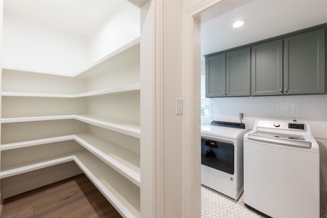 25 Woodsborough Circle, Spring Valley Village, TX 77055