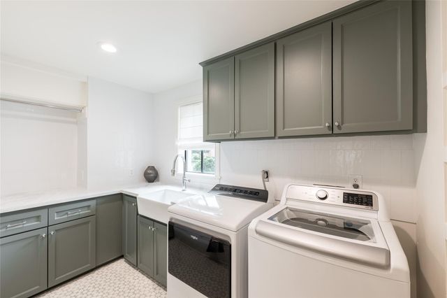 25 Woodsborough Circle, Spring Valley Village, TX 77055