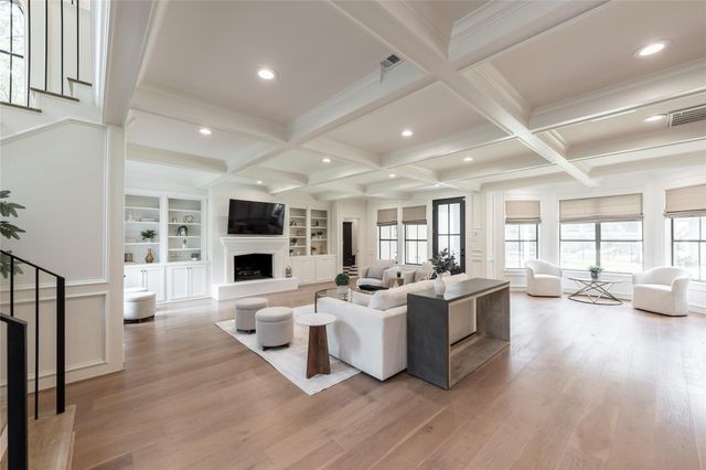25 Woodsborough Circle, Spring Valley Village, TX 77055