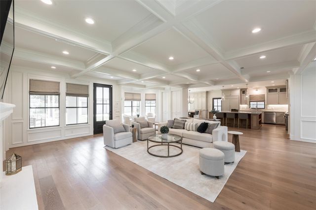 25 Woodsborough Circle, Spring Valley Village, TX 77055