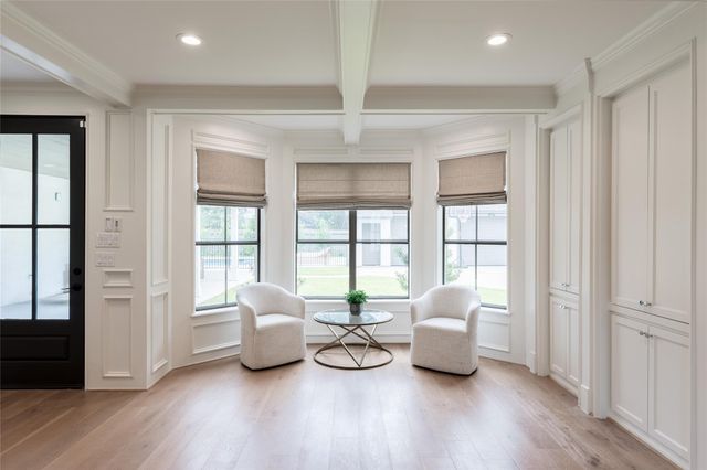 25 Woodsborough Circle, Spring Valley Village, TX 77055
