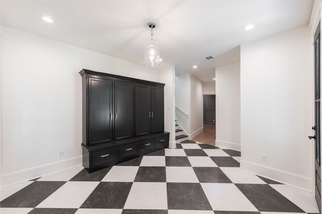 25 Woodsborough Circle, Spring Valley Village, TX 77055