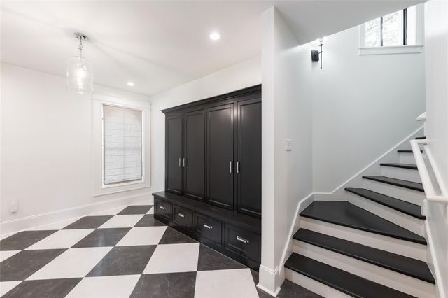 25 Woodsborough Circle, Spring Valley Village, TX 77055