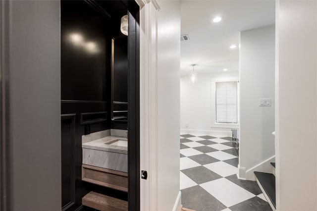 25 Woodsborough Circle, Spring Valley Village, TX 77055