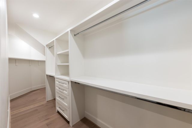 25 Woodsborough Circle, Spring Valley Village, TX 77055