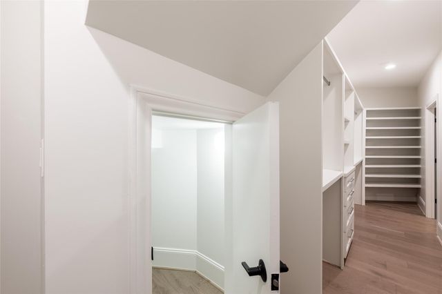25 Woodsborough Circle, Spring Valley Village, TX 77055