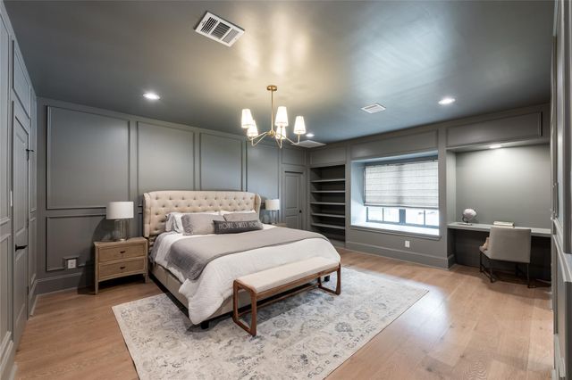 25 Woodsborough Circle, Spring Valley Village, TX 77055