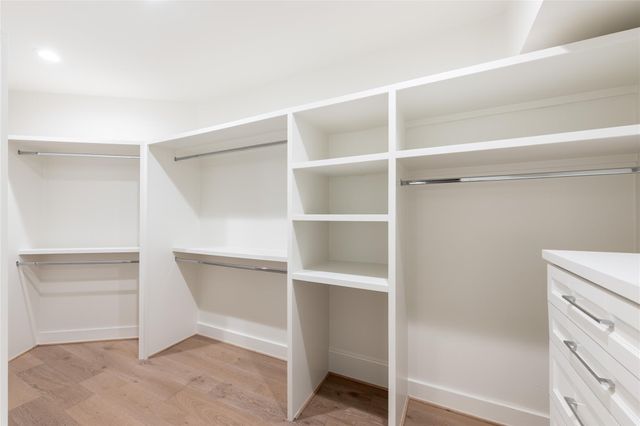 25 Woodsborough Circle, Spring Valley Village, TX 77055