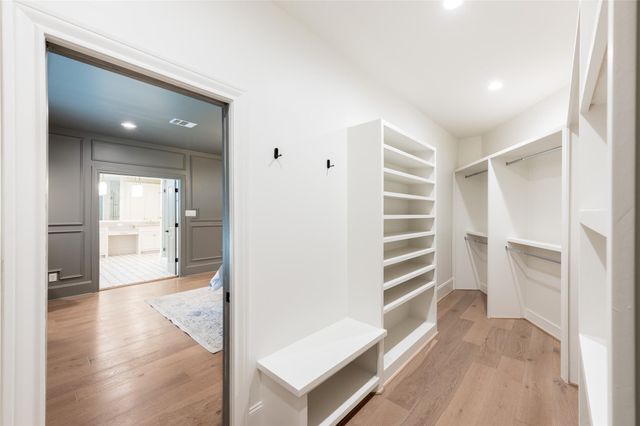 25 Woodsborough Circle, Spring Valley Village, TX 77055