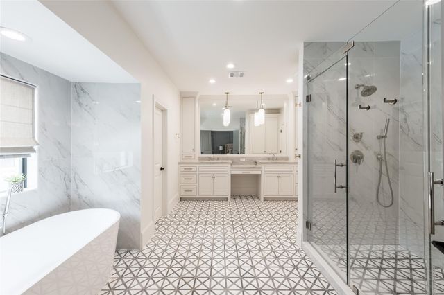 25 Woodsborough Circle, Spring Valley Village, TX 77055