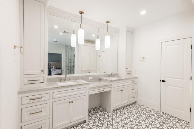 25 Woodsborough Circle, Spring Valley Village, TX 77055