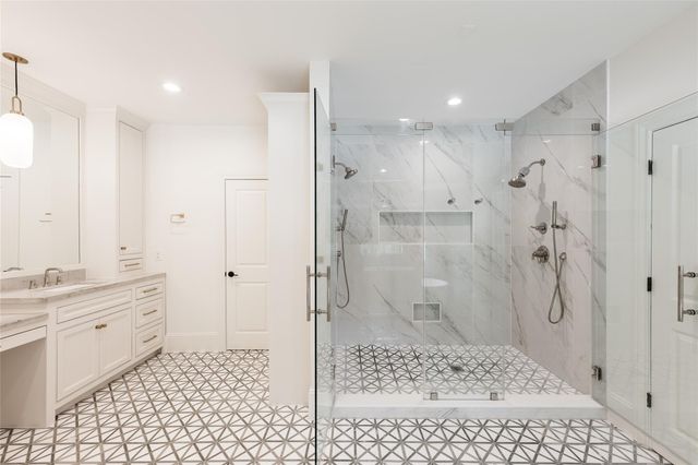 25 Woodsborough Circle, Spring Valley Village, TX 77055