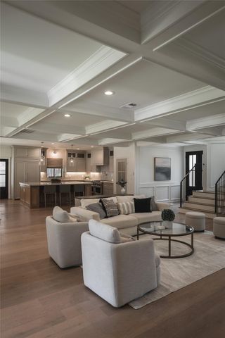 25 Woodsborough Circle, Spring Valley Village, TX 77055