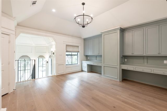 25 Woodsborough Circle, Spring Valley Village, TX 77055