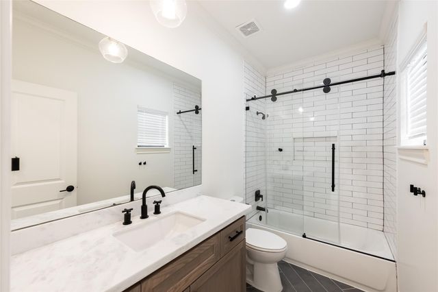 25 Woodsborough Circle, Spring Valley Village, TX 77055