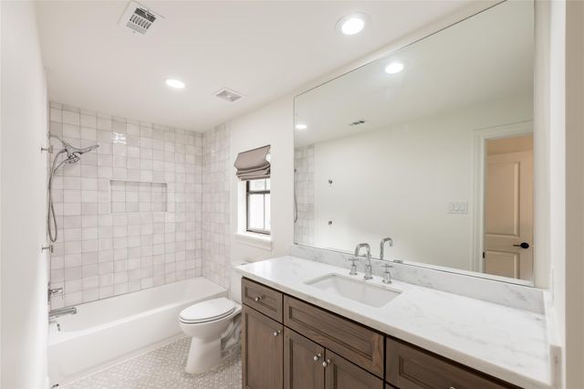 25 Woodsborough Circle, Spring Valley Village, TX 77055