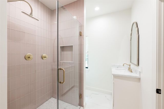 25 Woodsborough Circle, Spring Valley Village, TX 77055