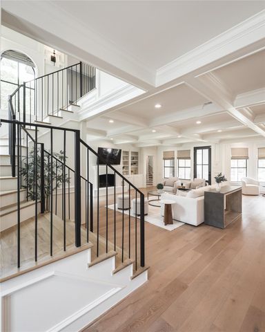 25 Woodsborough Circle, Spring Valley Village, TX 77055