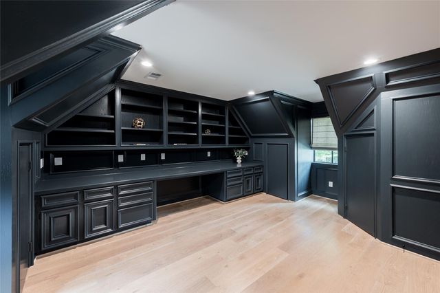 25 Woodsborough Circle, Spring Valley Village, TX 77055