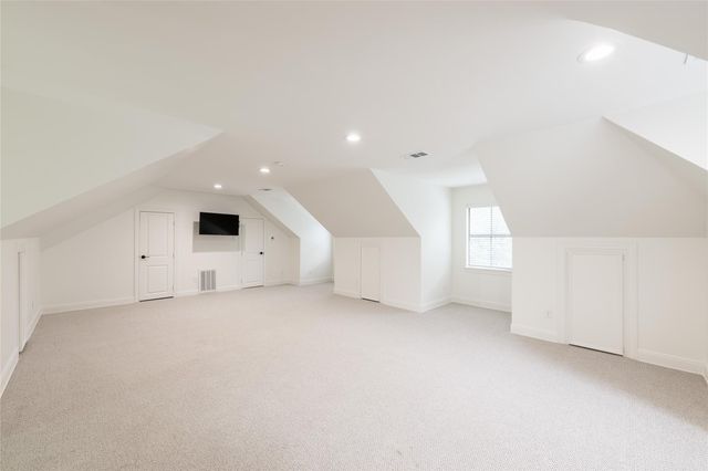 25 Woodsborough Circle, Spring Valley Village, TX 77055