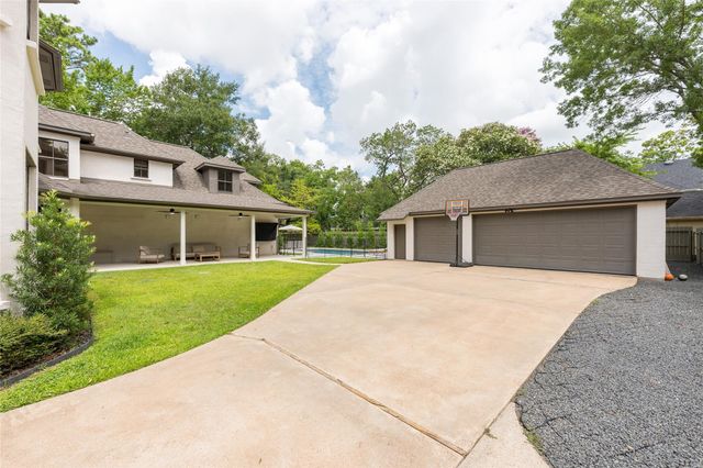 25 Woodsborough Circle, Spring Valley Village, TX 77055