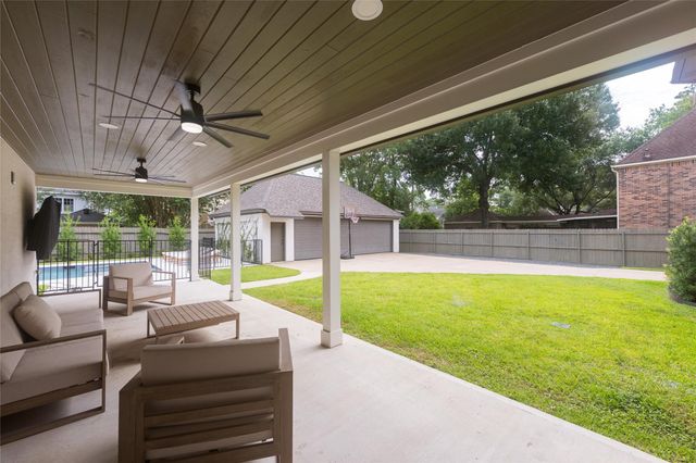 25 Woodsborough Circle, Spring Valley Village, TX 77055
