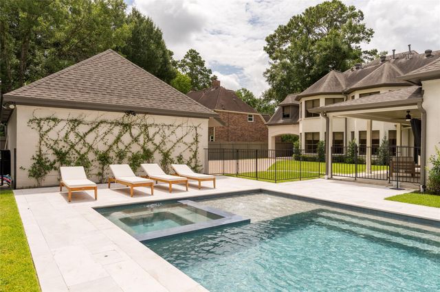 25 Woodsborough Circle, Spring Valley Village, TX 77055