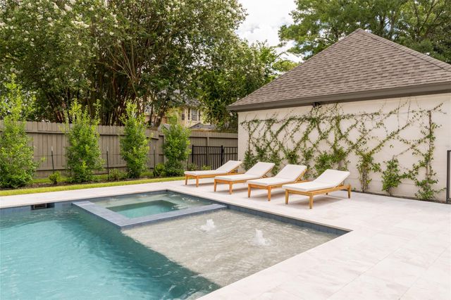 25 Woodsborough Circle, Spring Valley Village, TX 77055