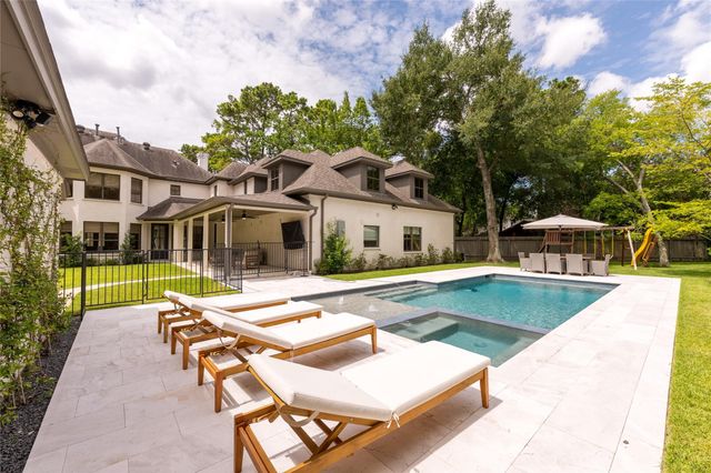 25 Woodsborough Circle, Spring Valley Village, TX 77055