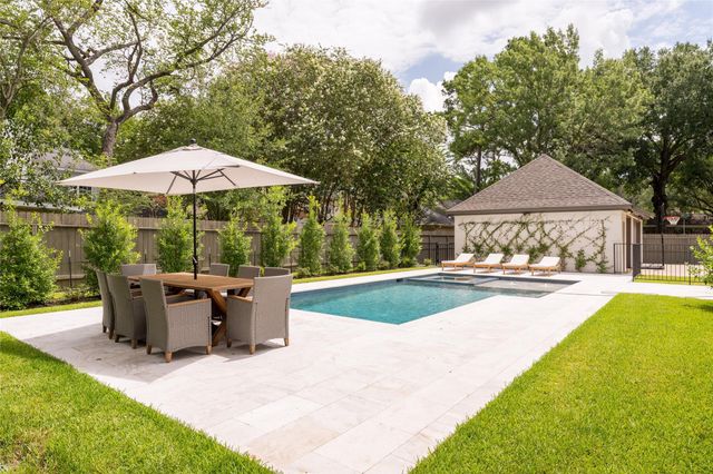 25 Woodsborough Circle, Spring Valley Village, TX 77055