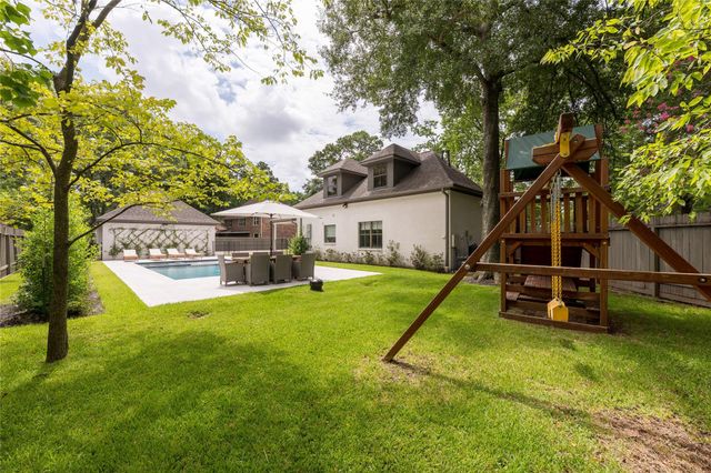 25 Woodsborough Circle, Spring Valley Village, TX 77055