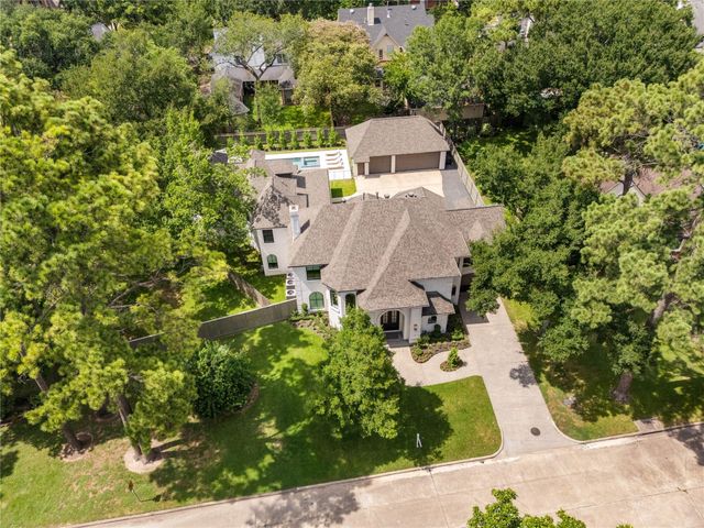 25 Woodsborough Circle, Spring Valley Village, TX 77055